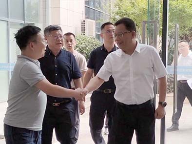 新闻 | 雨花区经开区党工委书记等一行深入纳威尔调研 助力智能检测创新与青年人才发展